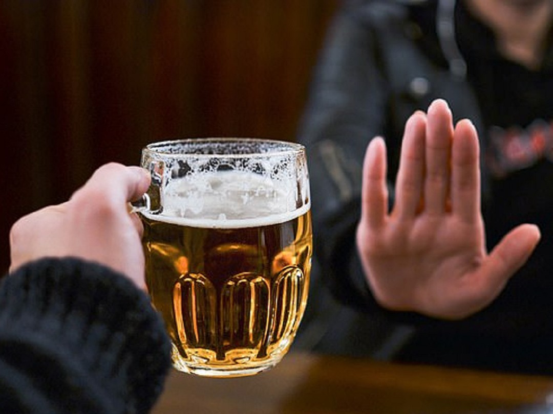 Người bị ung thư vòm họng nên cai bia, rượu, cũng như các chất kích thích khác