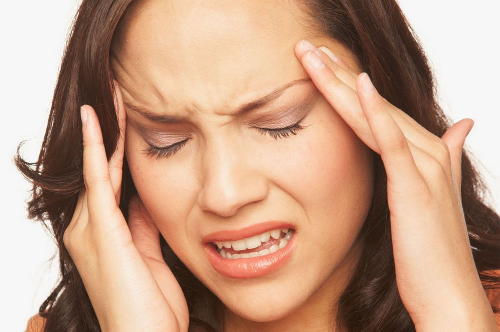 Đau đầu, thường là nhức nửa đầu, âm ỉ cả ngày là những triệu chứng thường gặp của ung thư vòm họng
