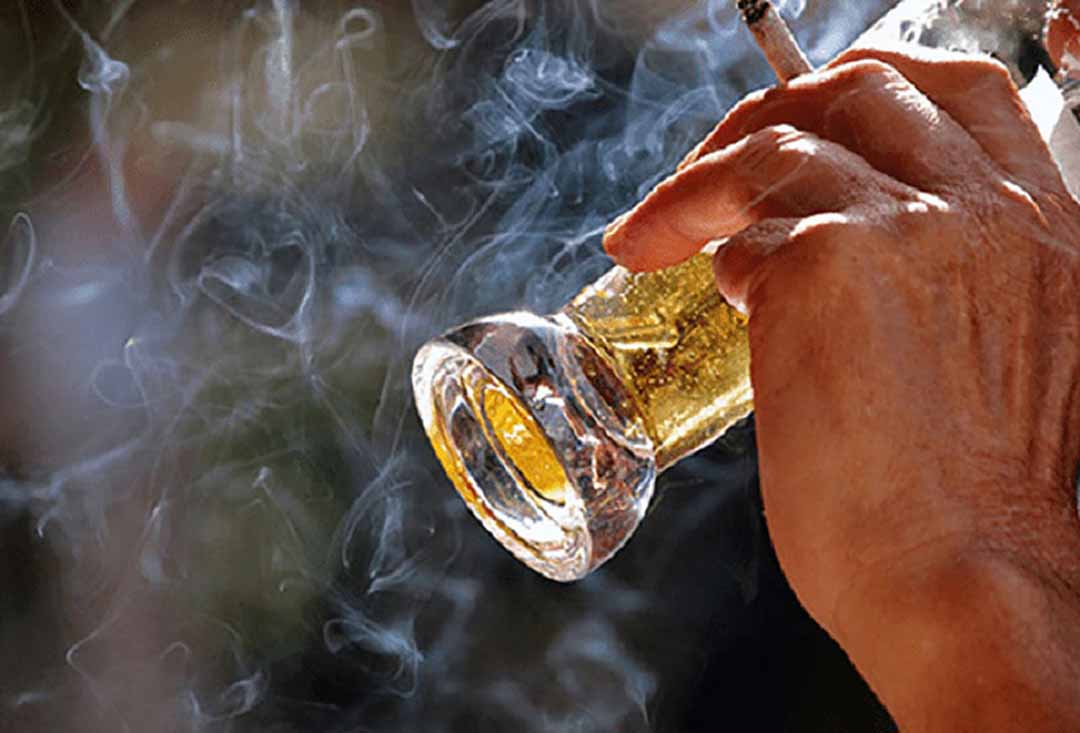 Sử dụng chất kích thích có trong bia, rượu, thuốc lá, cà phê…gia tăng khả năng mắc bệnh ung thư vòm họng